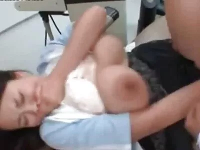 களமிறங்கும் குறும்புக்கார ரஷ்ய வெஞ்ச் படிக்கட்டு மேடையில் ஊதுபத்தி கொடுக்கிறது