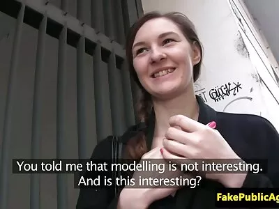 அபிமான டீன் ஏஜ் நடாலிக்கு வீட்டில் சூடான பொருட்கள் தேவை