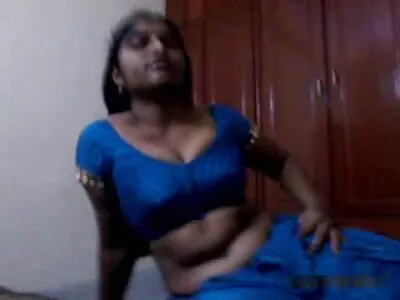 நண்பர் அவளை காதலிப்பதற்கு முன் தனது காதலியை ஆவலுடன் நக்கினார்