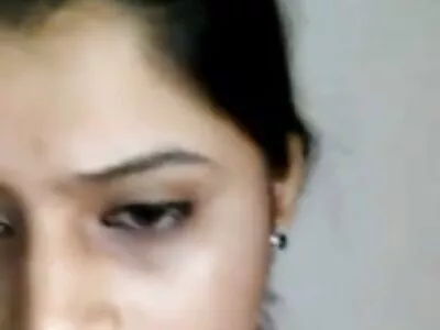 மெல்லிய குழந்தைக்கு ஒரு பெரிய ஆண்மை உள்ளது மற்றும் அவரது சேவலுக்கு பசியாக இருக்கிறது