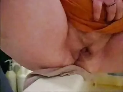 துடிப்பான மார்புடன் கூடிய அழகி குழந்தை பணத்திற்காக உறிஞ்சுகிறது
