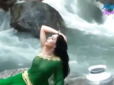 நேர்த்தியான லெஸ்பியன் பெண்கள் இரவு உணவிற்குப் பிறகு சூடான உடலுறவு கொள்கிறார்கள்