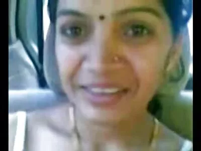 ஒல்லியான டீன் ஏஜ் பெண் ரிலே ரீட் ஒரு தடிமனான பெக்கரில் சவாரி செய்கிறாள்