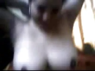 மெலிதான அழகி தனது உற்சாகமான இனமோராடோவுடன் உடலுறவின் போது அழுக்காக பேசுகிறார்