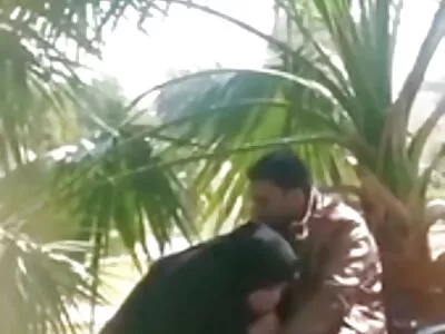 குட்டிப் பெண் வேலைக்குச் செல்வதற்கு முன் உடலுறவு கொள்வதை விரும்புகிறாள்