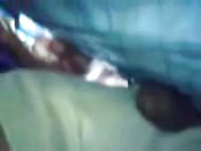 குமிழி பட் குட்டி டீன் ஏறக்குறைய புசி துளையிடுகிறது