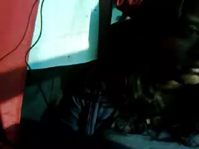 ப்ரூனெட் மாற்றான் சகோதரனின் சேவலுக்கு சேவை செய்கிறார்