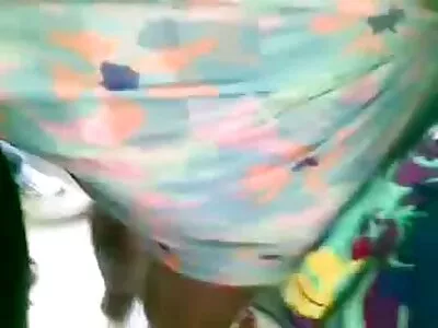 குட்டி பொன்னிறம் ஜாகிங் அமர்வுக்குப் பிறகு கடினமான வெளியில் அடித்தது