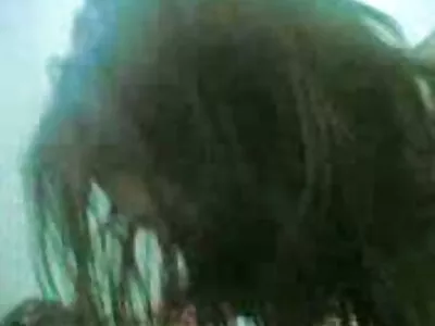 எண்ணெய் பூசப்பட்ட அழகி மசாஜ் மேஜையில் மோதியது