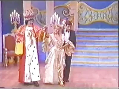 கர்வி மில்ஃப் அவா ஆடம்ஸ் ஒரு அழகான நண்பரால் கசக்கப்படுகிறார்